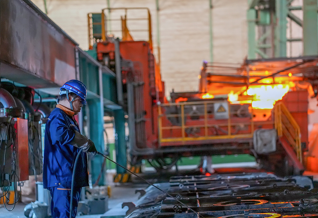 安徽马鞍山：工人操作设备生产特钢产品