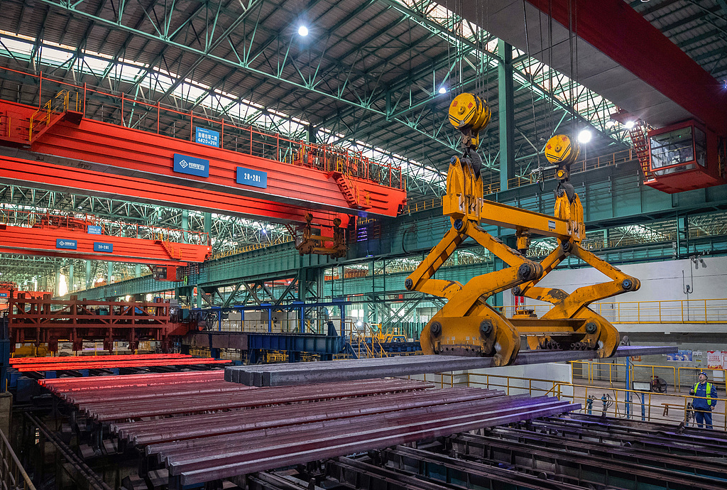 安徽马鞍山：工人操作设备生产特钢产品