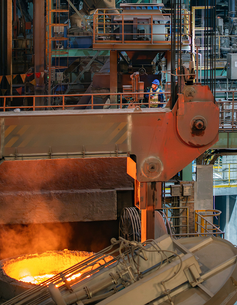 安徽马鞍山：工人操作设备生产特钢产品