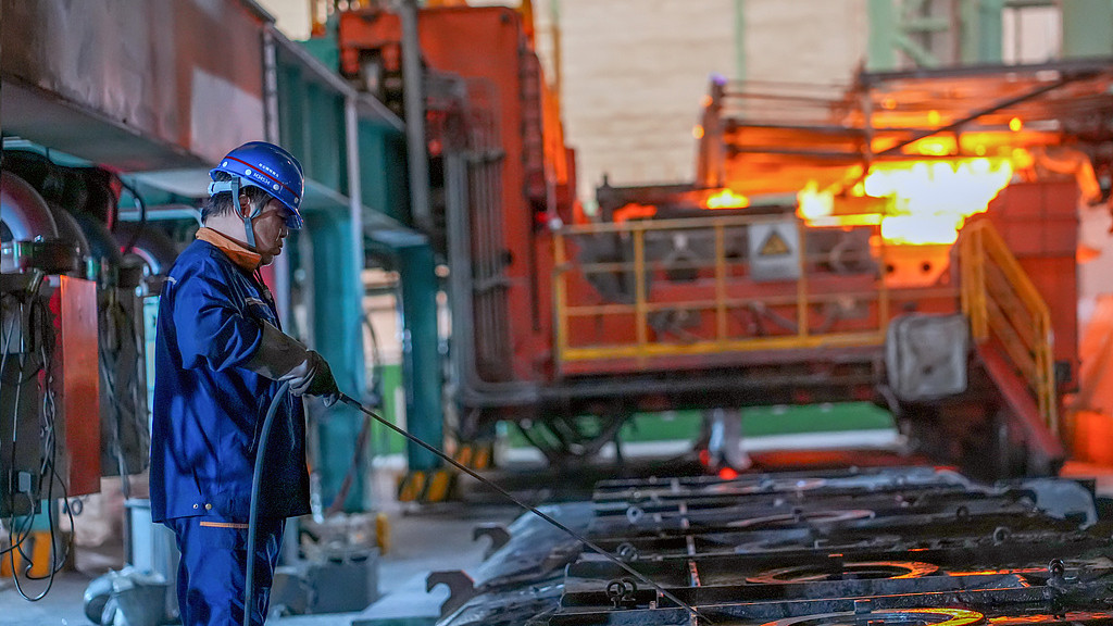 安徽馬鞍山：工人操作設備生產特鋼產品