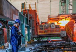 安徽马鞍山：工人操作设备生产特钢产品