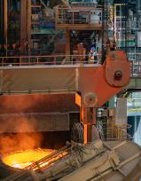 安徽马鞍山：工人操作设备生产特钢产品