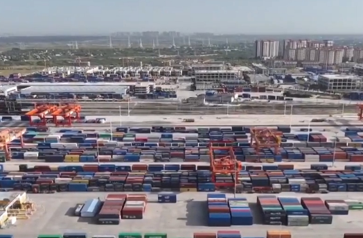 【学习贯彻四中全会精神·一线见闻】“钢铁驼队”驰新程