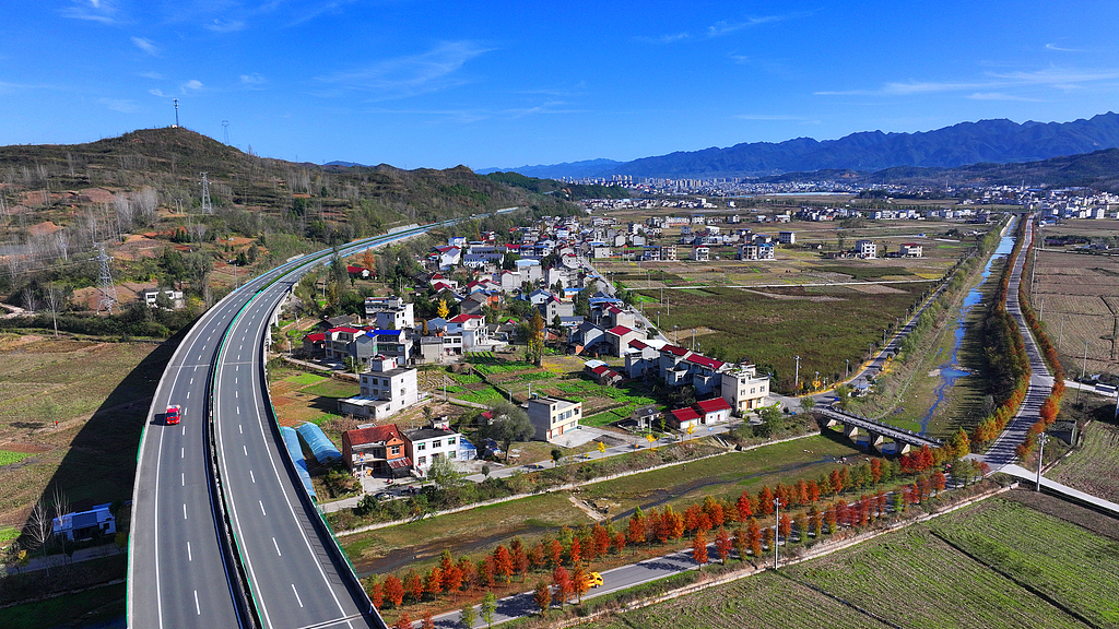 湖北十堰：高速公路穿过全村腹地