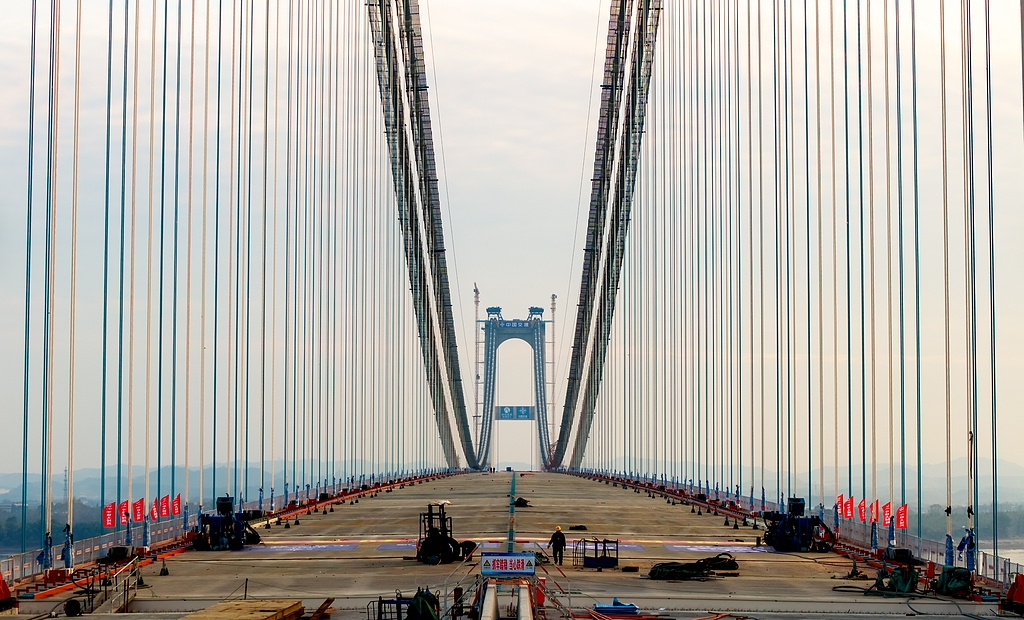 湖北黄冈：燕矶长江大桥铺装桥上箱梁