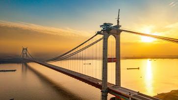 湖北黄冈：燕矶长江大桥铺装桥上箱梁