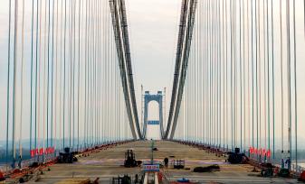 湖北黄冈：燕矶长江大桥铺装桥上箱梁