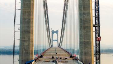 湖北黄冈：燕矶长江大桥铺装桥上箱梁