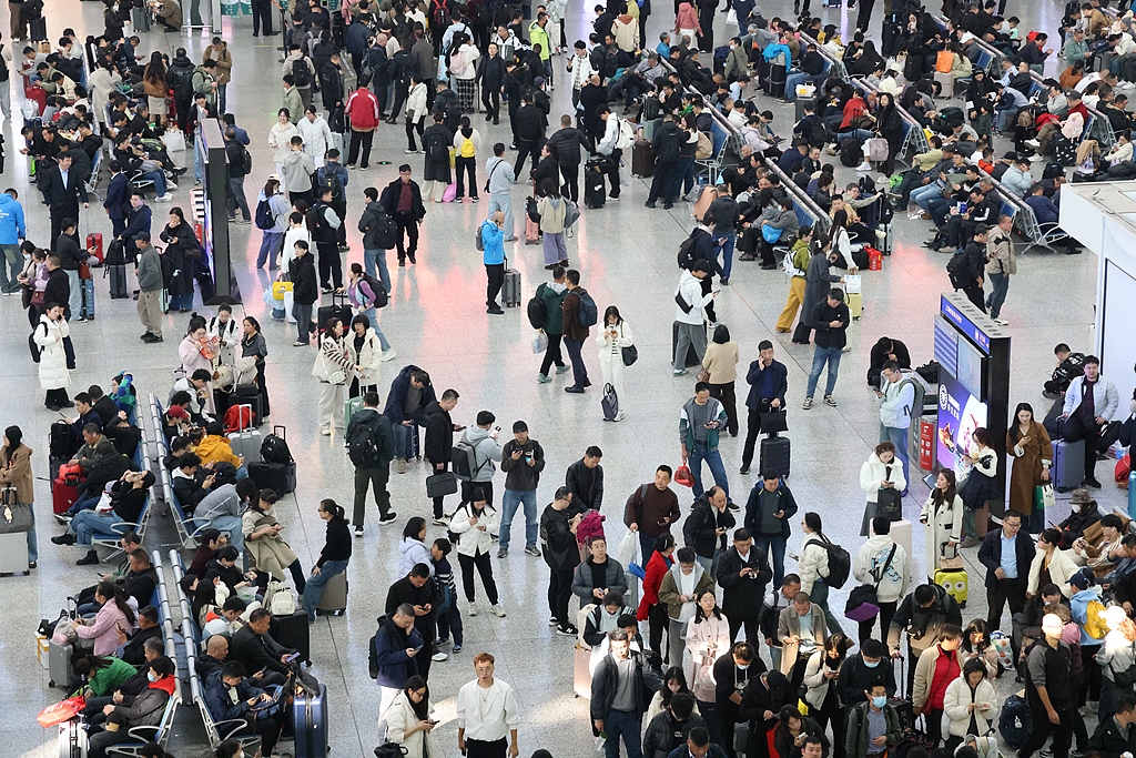 上海虹桥站人头攒动 迎周末出行高峰