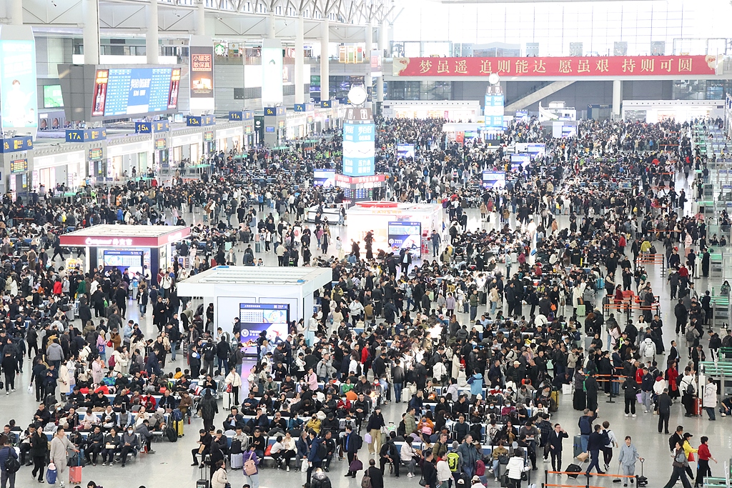 上海虹桥站人头攒动 迎周末出行高峰