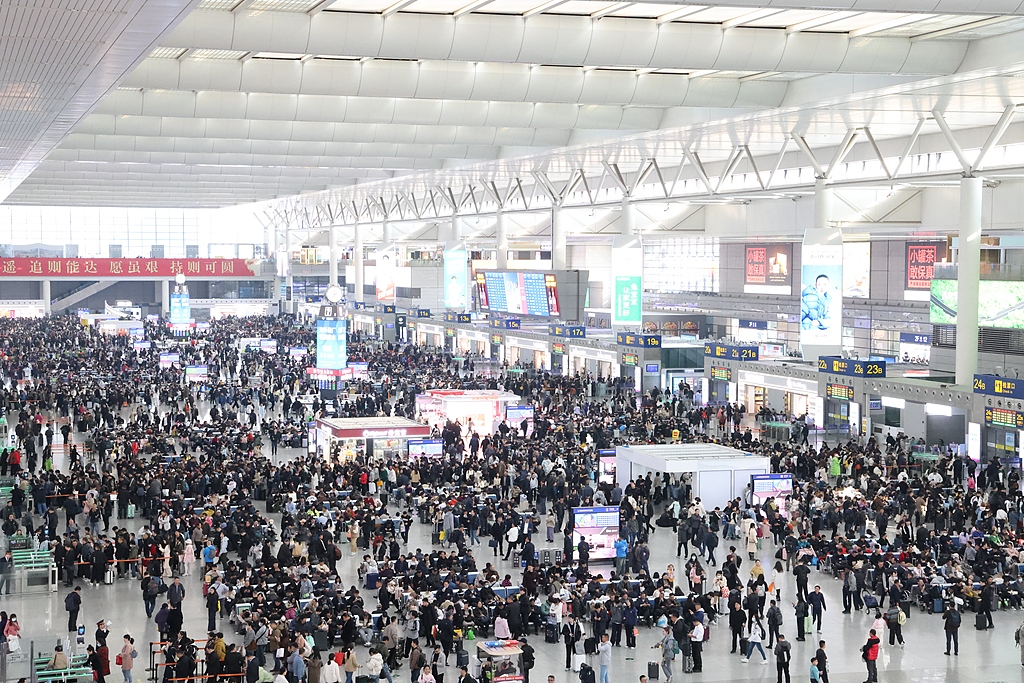 上海虹桥站人头攒动 迎周末出行高峰