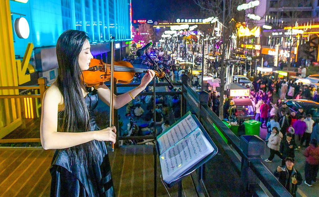 河南洛阳：特色商业街区激活城市“夜经济”