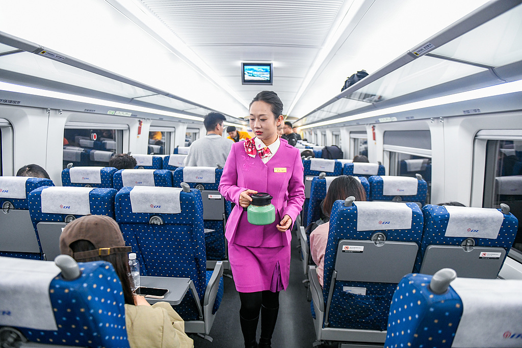 贵州黔西南：盘兴高铁运行试验列车