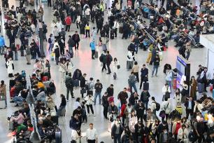 上海虹桥站人头攒动 迎周末出行高峰