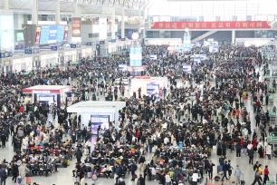 上海虹桥站人头攒动 迎周末出行高峰