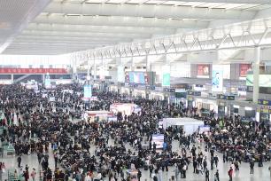 上海虹桥站人头攒动 迎周末出行高峰