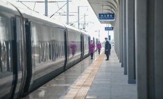 贵州黔西南：盘兴高铁运行试验列车