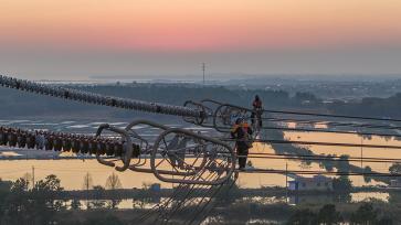 江苏南京：检修人员在高空检修线路