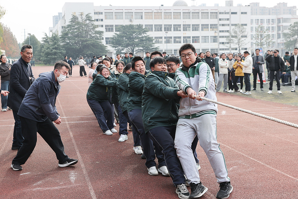 江苏连云港：学生参加冬季趣味运动会