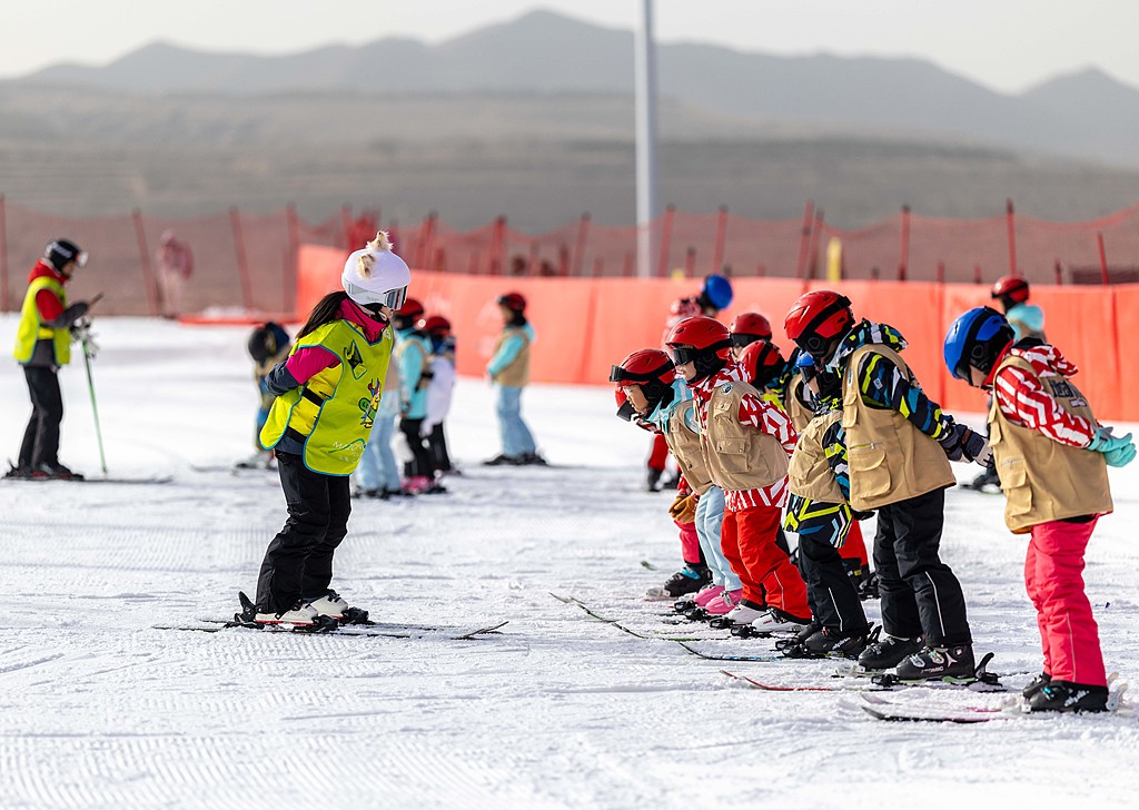 内蒙古呼和浩特：滑雪爱好者驰骋雪道