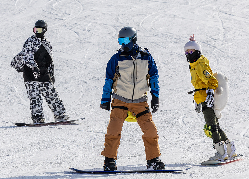 内蒙古呼和浩特：滑雪爱好者驰骋雪道