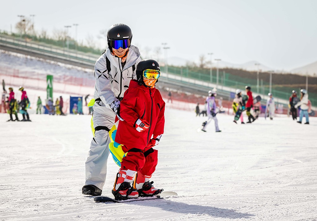 内蒙古呼和浩特：滑雪爱好者驰骋雪道