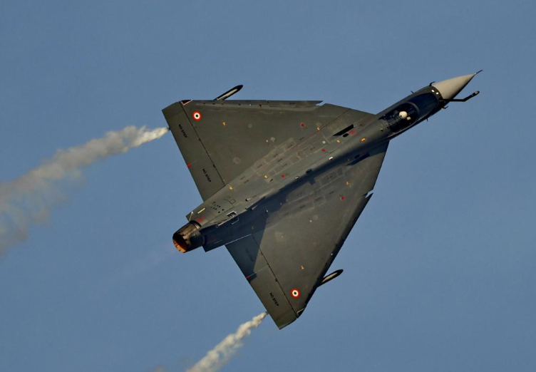 印度国产战机在迪拜航展坠毁 飞行员死亡