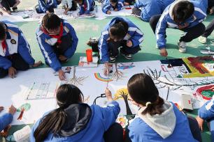 江苏连云港：百名中学生共绘百米长卷