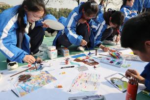 江苏连云港：百名中学生共绘百米长卷