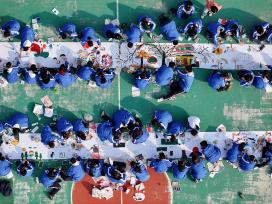 江苏连云港：百名中学生共绘百米长卷