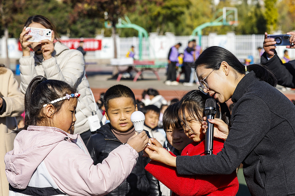 江苏宿迁：校园科技节激发青少年科学兴趣