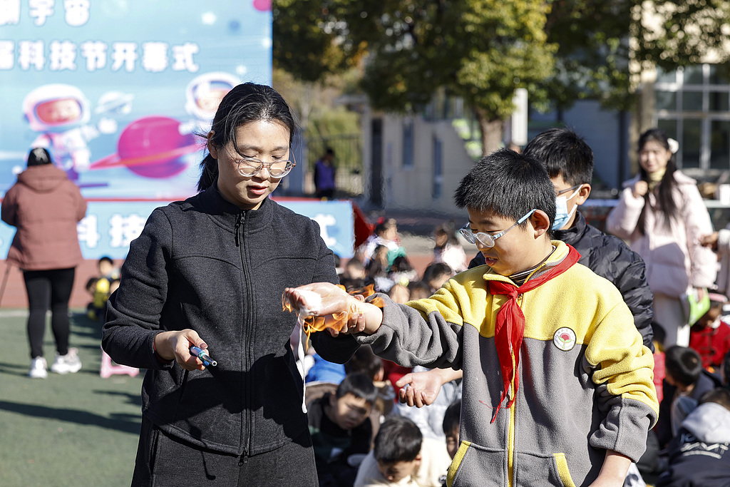江苏宿迁：校园科技节激发青少年科学兴趣