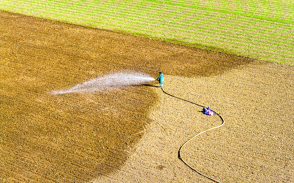 河南漯河：村民对麦田进行灌溉