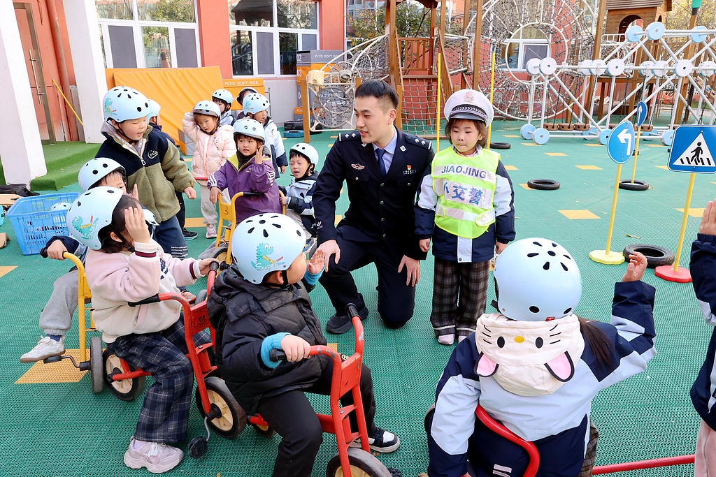 江苏宿迁：小朋友学习交通安全知识