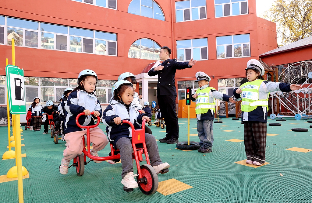 江苏宿迁：小朋友学习交通安全知识