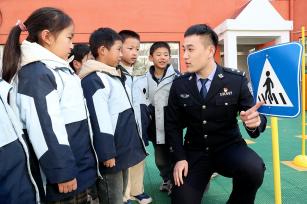 江苏宿迁：小朋友学习交通安全知识