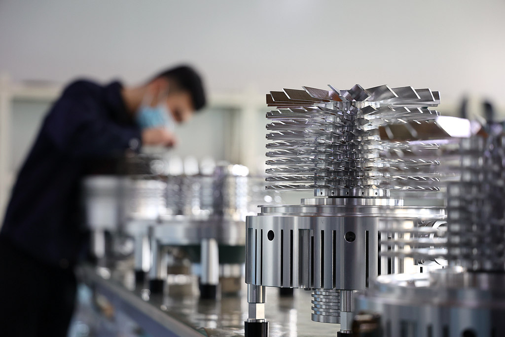 山东滨州：工人赶制分子泵真空设备