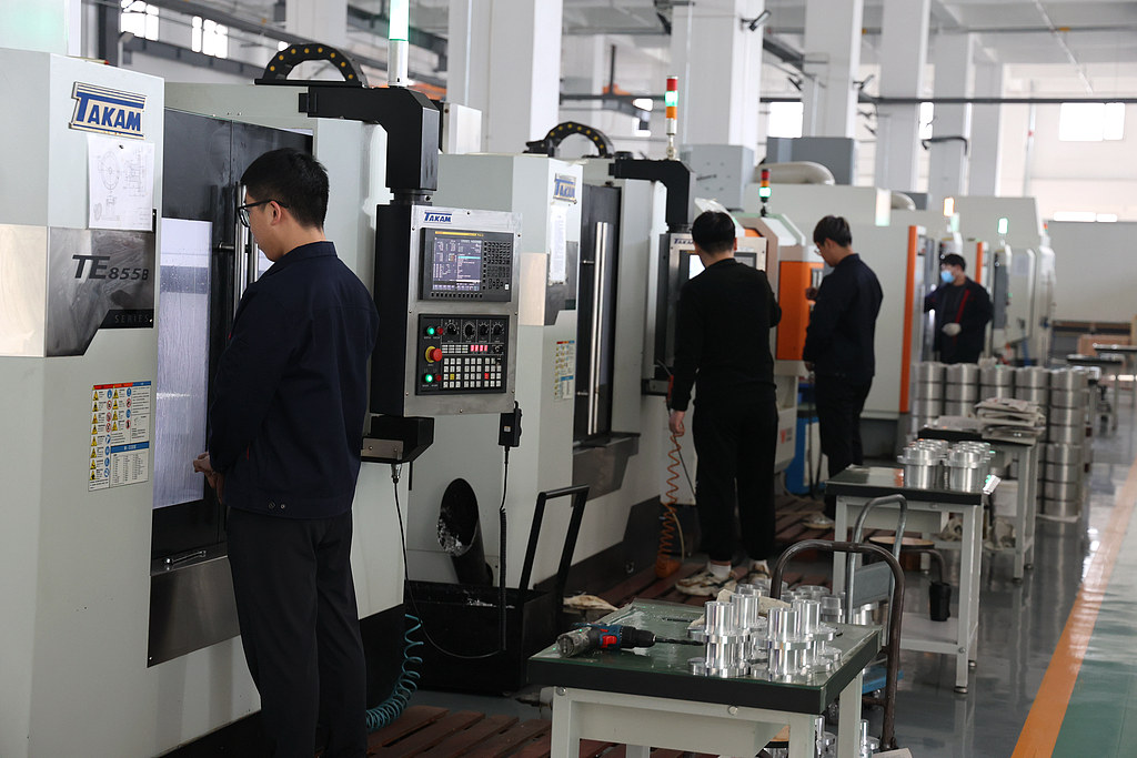 山东滨州：工人赶制分子泵真空设备