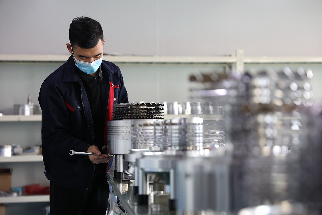 山东滨州：工人赶制分子泵真空设备