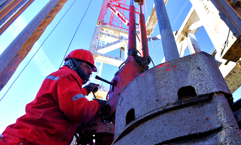 新疆克拉玛依：石油工人施工作业