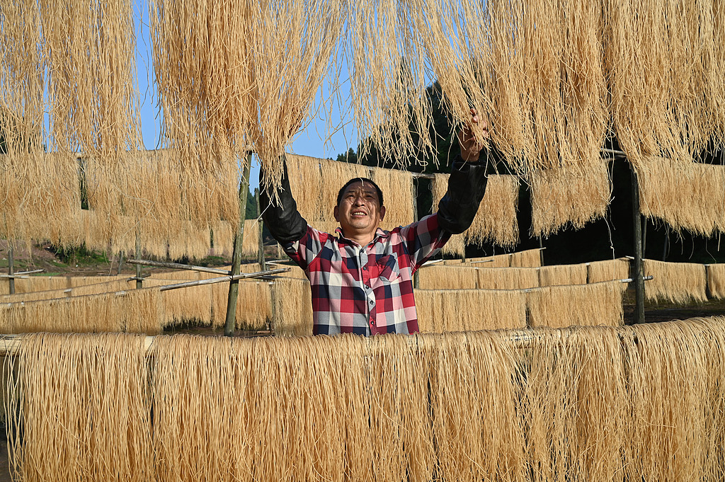 四川内江：冬晒粉条助增收