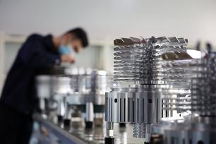 山东滨州：工人赶制分子泵真空设备