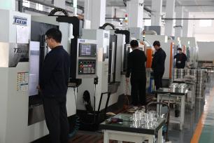 山东滨州：工人赶制分子泵真空设备