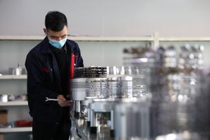 山东滨州：工人赶制分子泵真空设备