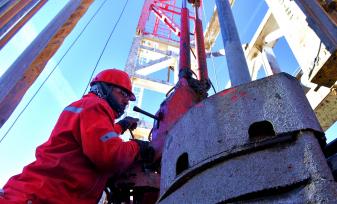 新疆克拉玛依：石油工人施工作业