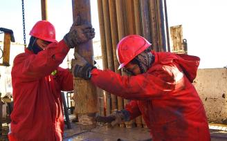 新疆克拉玛依：石油工人施工作业