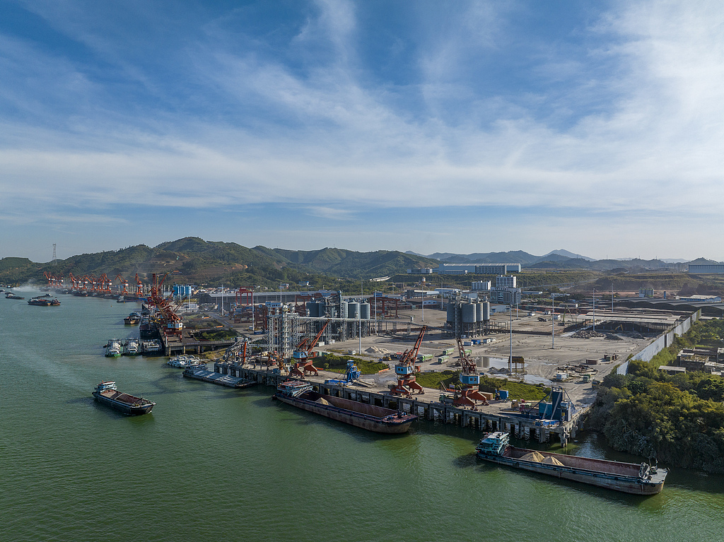 广西梧州：港口船舶有序装卸