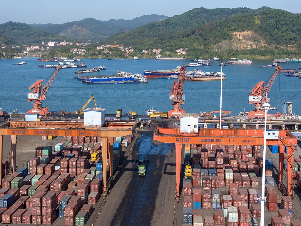 广西梧州：港口船舶有序装卸