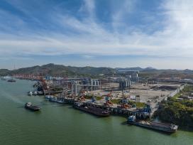 广西梧州：港口船舶有序装卸