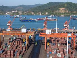 广西梧州：港口船舶有序装卸